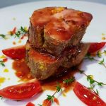 香煎芥末豬菲力佐焦糖柑橘紅酒肉汁