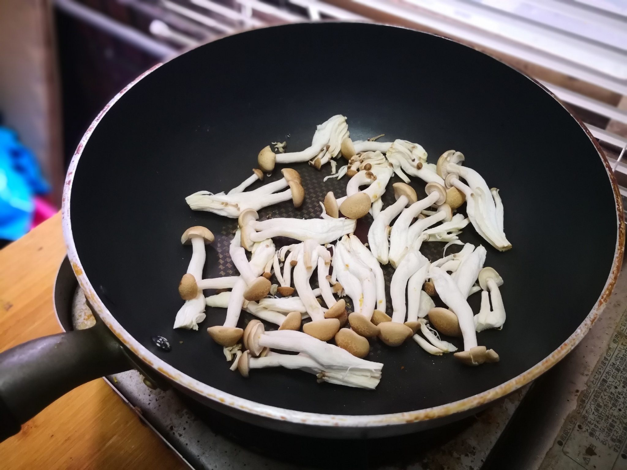 取一炒锅,开小火放入鸿禧菇乾烧至出水